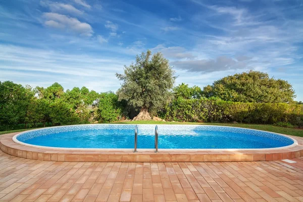 Piscina Jardín Verano Para Los Turistas Árbol Fondo —  Fotos de Stock