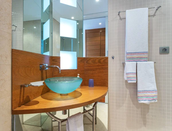 Clean Hotel Bathroom Sink Faucet Clean Towel — Stock Photo, Image