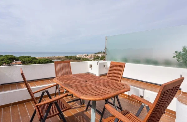 Dřevěný Stůl Terase Pro Relaxaci Venku Výhledem Moře — Stock fotografie