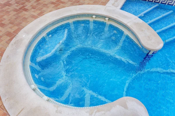 Jacuzzi För Massage Inbyggd Pool Utomhus Blå Vatten — Stockfoto