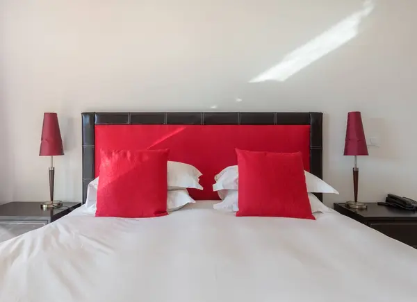 Decoración Moderna Acogedor Dormitorio Tema Rojo —  Fotos de Stock