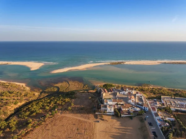 Kilise Gökyüzü Denizi Manzarası Cacela Velha Köyü Tavira Portekiz — Stok fotoğraf