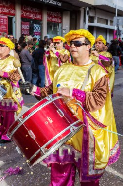 LOULE, PORTUGAL - Şubat 2016: Portekiz 'in Loule şehrinde neşeli karnaval (Karnaval) geçidi. Katılımcılar insanları alkışlıyor.