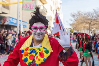 LOULE, PORTUGAL - Şubat 2016: Portekiz 'in Loule şehrinde neşeli karnaval (Karnaval) geçidi. Katılımcılar insanları alkışlıyor.