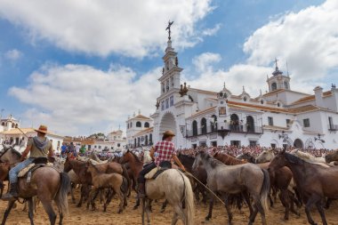 El ROCIO, ANDALUCIA, İspanya - 26 Haziran 2016: Dinsel kutlama, kilisenin önünde vahşi atların vaftiz edilmesi.