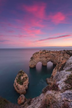 Kemer Marinha sahilinde güzel bir deniz manzarası. Portekiz Algarve