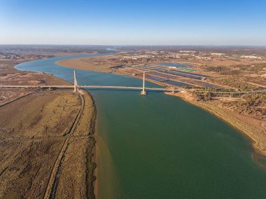 İspanya ve Portekiz sınırındaki köprü. Guadiana Nehri.