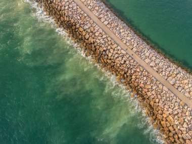 Havadan. Endüstriyel dalgalar, denizdeki dalgalar. Gökyüzünden çekilmiş..