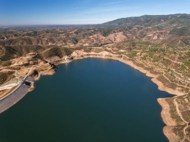 Havadan. Monchique Odelouca 'da havacılık barajı. Alentejo Portekiz