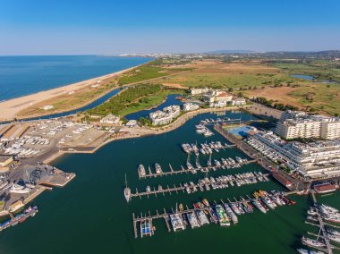 Vilamoura marinasının havadan görünüşü. Algarve Portekiz.