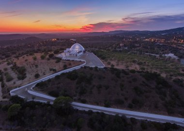 Günbatımı alacakaranlığı, Loule 'daki kilise manzarası. Algarve.
