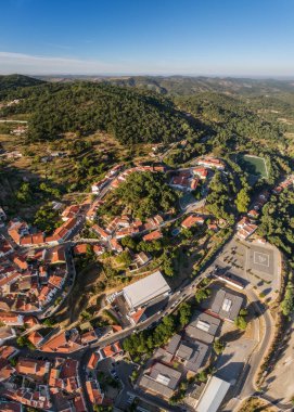 Portekiz, Algarve dağlarındaki büyüleyici Monchique. Köyün gökyüzünden bak..