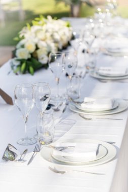 Düğün masası süslemeleri. Yakın plan. Çiçek tabakları