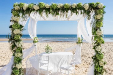 Sahilde güzel bir düğün kemeri. Yazın.