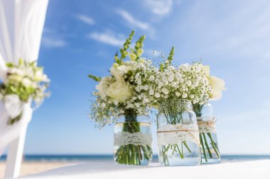 Düğün töreni için bir demet çiçek. Gökyüzünün arka planında.