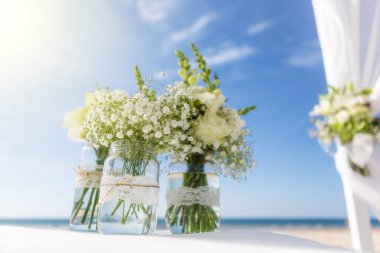 Düğün töreni için bir demet çiçek. Gökyüzünün arka planında.