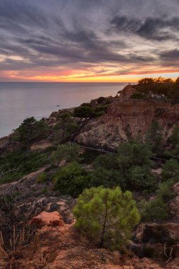 Albufeira sahilinde gün batımı. Portekiz.