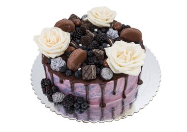 Beyaz güllerin egzotik doğum günü pastası. Uygulama tatlısı.