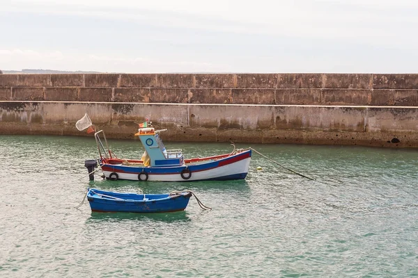 Liten Båt Och Ett Fiskebåt Viken Efter Fiske — Stockfoto