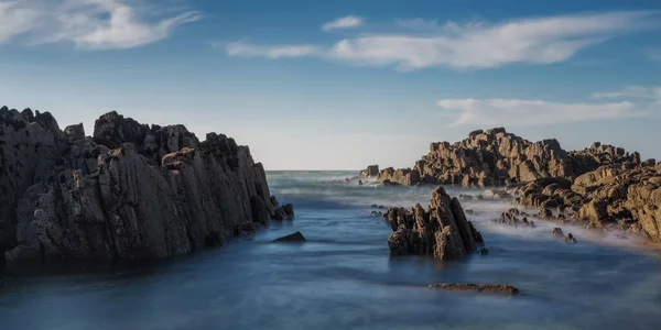 Panorama Van Mysterieuze Rotsen Het Water Wazig Water Als Melk — Stockfoto