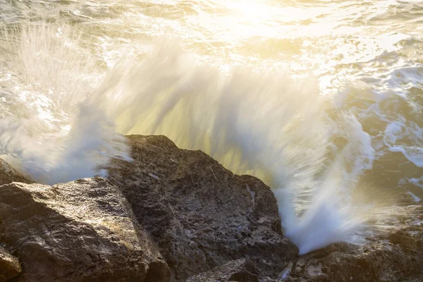 Хвиля Зазорі Сонця Ламається Скелях Крупним Планом — стокове фото
