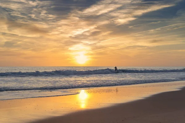Surfař Moři Pozadí Západu Slunce Vyjížďky Portugalsko Algarve — Stock fotografie