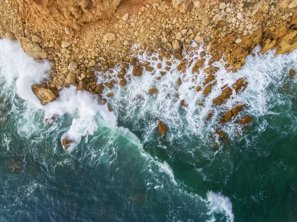 Antenne Wellen Schwimmen Zum Felsigen Ufer Vom Himmel Geholt — Stockfoto