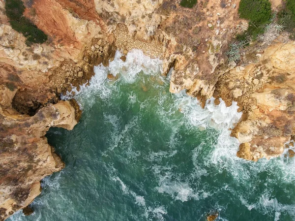 Powietrza Fale Przebijają Się Skalistego Brzegu Zabrane Nieba Portugalia — Zdjęcie stockowe