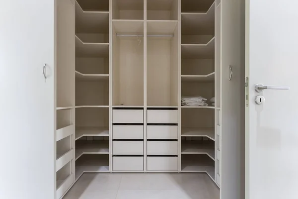 Appartement Intérieur Moderne Avec Une Énorme Armoire Blanc — Photo