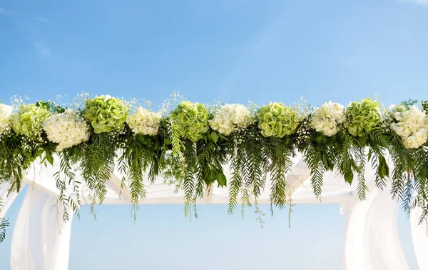 結婚式のアーチのための花を集める 空を背景に — ストック写真