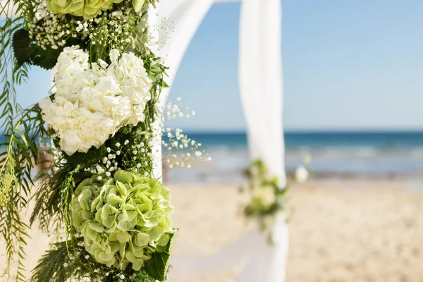 Букет Цветов Свадебной Арки Фоне Неба Моря — стоковое фото