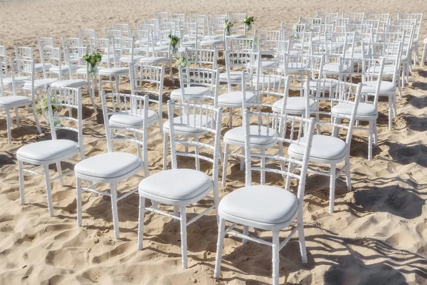 Düğün Merasimi Için Sıralanmış Sandalyeler Sahilde — Stok fotoğraf