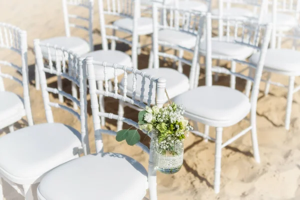 Hromada Květin Váze Svatební Obřad Pozadí Židlí Pro Hosty — Stock fotografie
