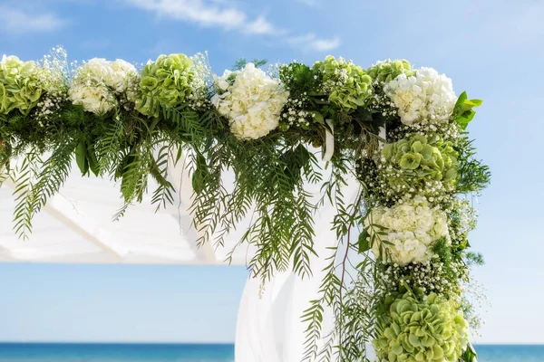 Raccogliere Fiori Arco Nozze Sullo Sfondo Del Cielo Del Mare — Foto Stock