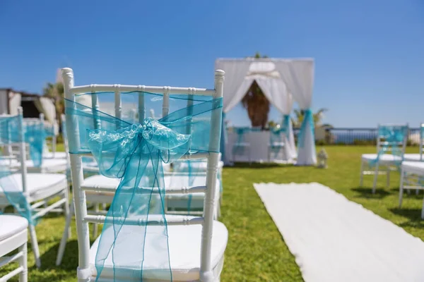 Διακόσμηση Κορδέλα Τόξο Για Μια Γαμήλια Τελετή Καρέκλες Για Επισκέπτες — Φωτογραφία Αρχείου