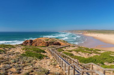 Praia da Amoreira plajına tahta yol, Aljezur Bölgesi, Algarve Portekiz