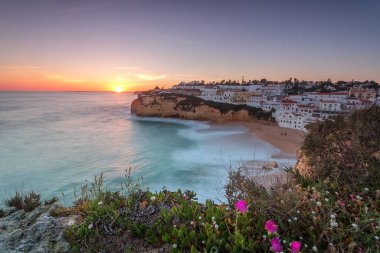 Gün batımında Carvoeiro 'nun deniz manzarası. Algarve Portekiz