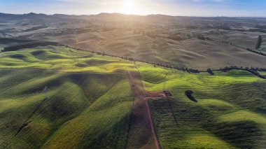 Drone 'dan güzel hava manzarası. Günbatımı gökyüzü arkaplanlı alan.