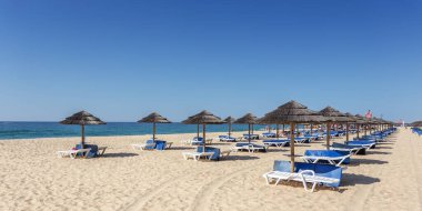 Tavira adasında inanılmaz bir kumsal. Algarve Portekiz