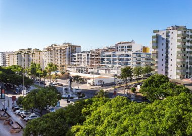 Quarteira şehir merkezinde, caddede kavşakta bir kavşak var. Portekizce
