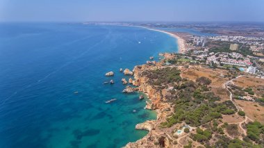 Havadan. Alvor Tres Irmaos 'un kıyı tükürüğü ve plajları. Portimao.