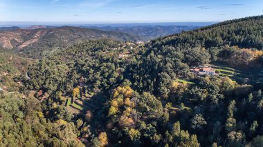 Havadan. Ormanlar ve Monchique ekolojik bölgesinin manzarası. İHA 'larla gökyüzünden.