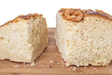 Geleneksel Ukrayna düğün ekmeğine Korovai veya Karavai adı verilir.