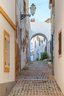 Albufeira şehri kaldırımlı eski sokaklar. Portekiz