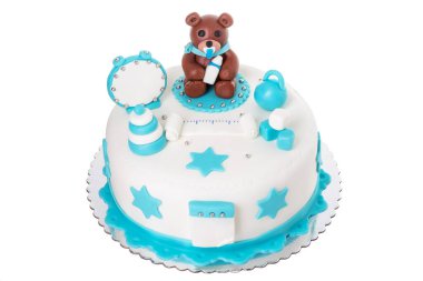 Yeni doğmuş bir çocuk için yaratıcı bir pasta. Bir ayıyla. Beyaz bir arkaplanda.