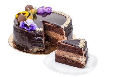 Çiçekli çikolatalı pasta, tabakta bir parça. Yakın plan..