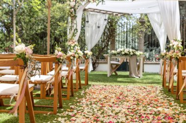 Düğün töreninin ayrıntıları, süsleme için çiçekler ve yapraklar.