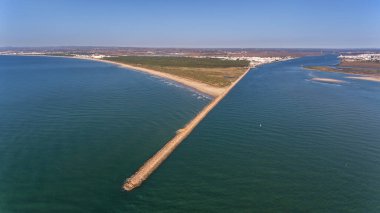 Vila Real Santo Antonio 'daki Guadiana Nehri' ndeki dalgalar. Portekiz Algarve