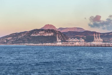Denizcilik ticari limanı Fas Tangier deniz manzaralı.
