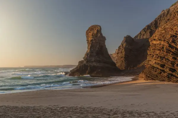 Praia Desabitada Costa Costa Vicentina Montanha Forma Uma Pirâmide — Fotografia de Stock